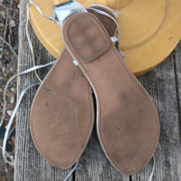 GAP Silver Vegan Faux Leather Strappy Tie Up Wrap Thong Flat Sandals Sz 9 - Picture 6 of 7